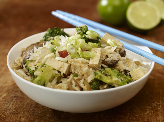 Smażony ryż z tofu i brokułami