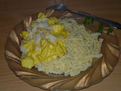 Kurczak curry z gruszką i migdałami
