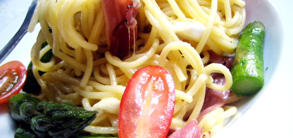 Sezonowe spaghetti z szynką szwarcwaldzką, szparagami, serem i ...
