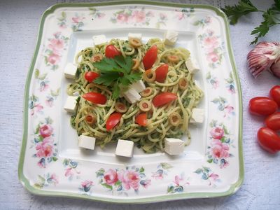 Spaghetti ze szpinakiem i oliwkami