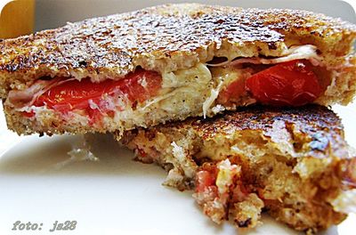 Smażone sandwicze z bekonem i pomidorami