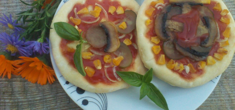 Mini pizza z pieczarkami i kukurydzą (autor: mira85 ...