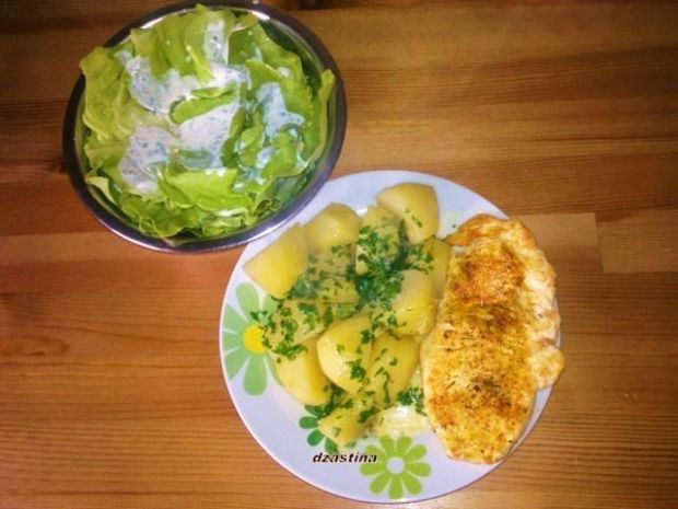 Przepis  sałata ziemniaki i filecik superrr obiad przepis