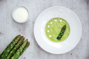 Jogurtowy chłodnik z zielonych szparagów