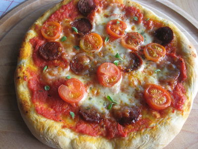 Pizza z chorizo i pomidorkami