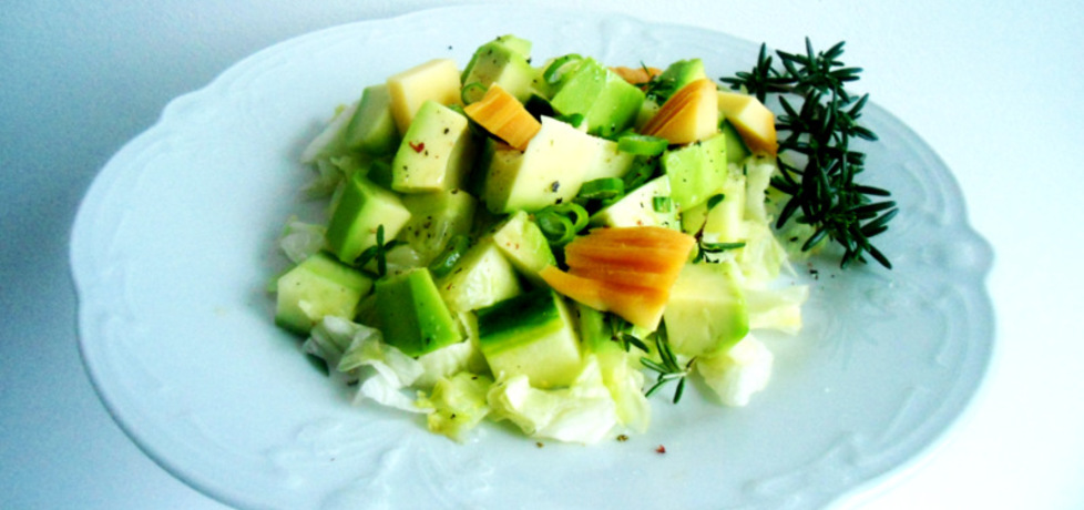 Sałatka z zielonych warzyw z wędzonym serem, awokado i olejem ...