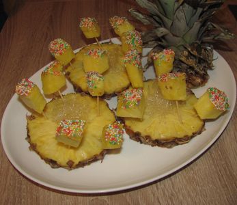 Ananas z karmelem i posypką