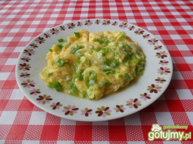 Przygotowanie: jajecznica ze szczypiorkiem. gotujmy.pl