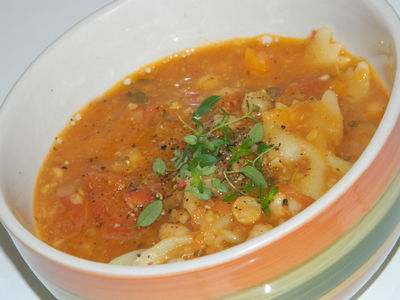 Włoska zupa z ciecierzycy z makaronem