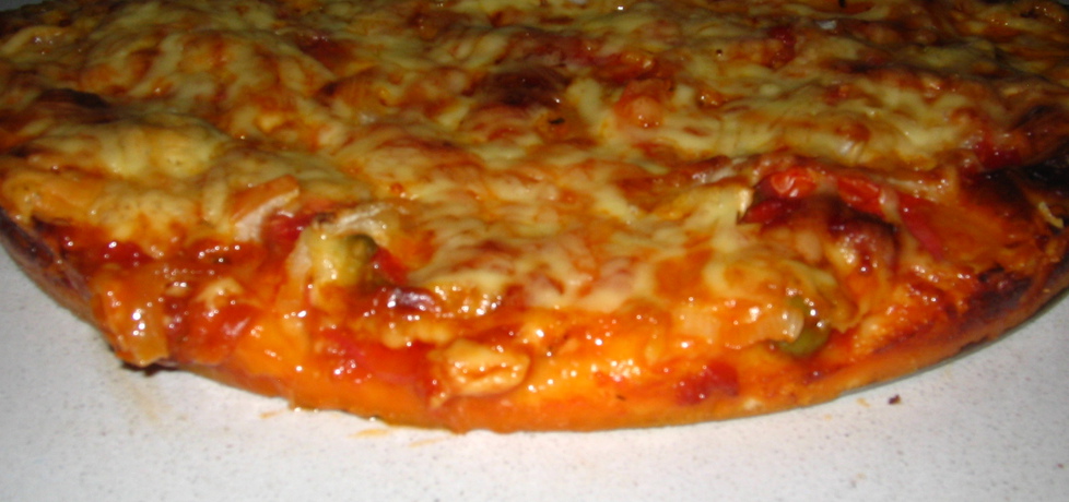 Domowa pizza z pomidorami i czarnymi oliwkami (autor: medi ...