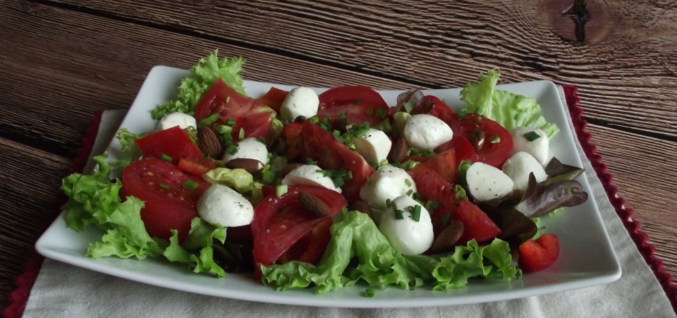 Sałatka z pomidorami, mozzarellą i migdałami (autor: konczi ...