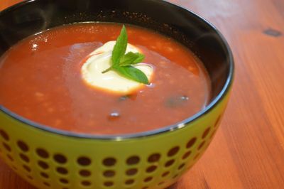 Zupa pomidorowa z czosnkiem i świeżą bazylią