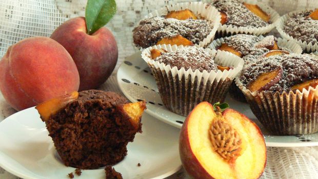 Przepis  czekoladowe muffinki z brzoskwiniami przepis
