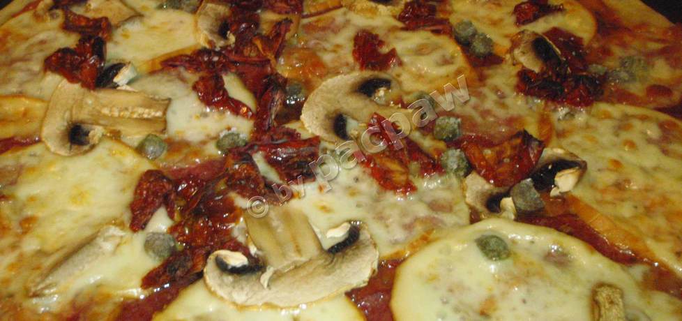 Pizza z mozzarellą wędzoną, salami i kaparami (autor: pacpaw ...