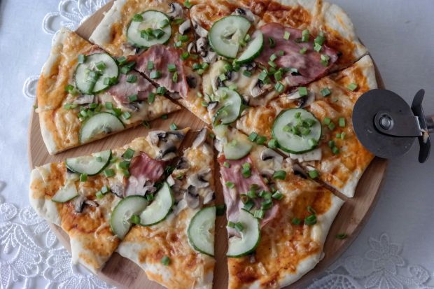 Przepis  pizza z ogórkiem i szczypiorkiem przepis