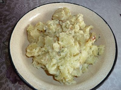 Młode ziemniaki w sosie cebulowo