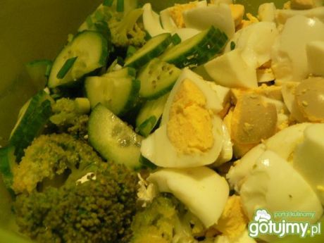 Przepis  sałatka brokułowa z serem feta i jajkiem przepis