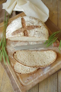 Chleb pszenny na maślance z prażonymi płatkami owsianymi ...