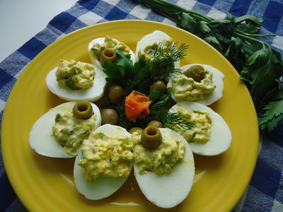 Jajka faszerowane oliwkami i natką