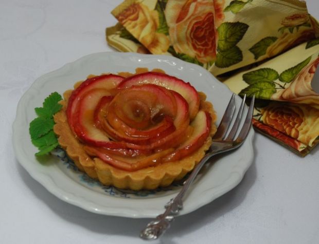 Przepis  tartaletki z herbacianymi różami z jabłek przepis