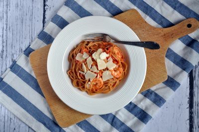Pełnoziarniste spaghetti z krewetkami i kremowym sosem ...