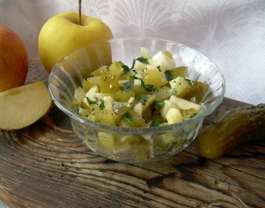 Sałatka z kiszonych ogórków i jabłka (do obiadu)