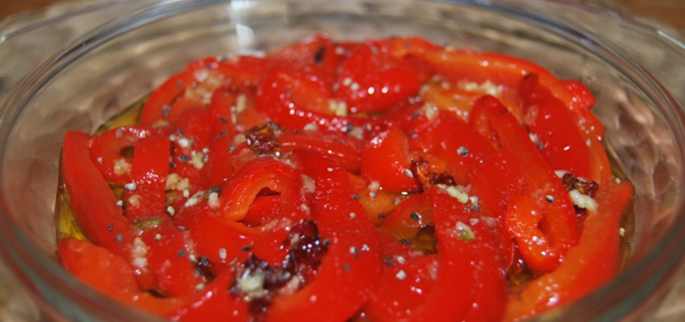 Pieczona papryka z suszonymi pomidorami i bazylią (autor ...