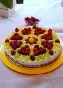 Tort biszkoptowy z kremem śmietanowym i owocami