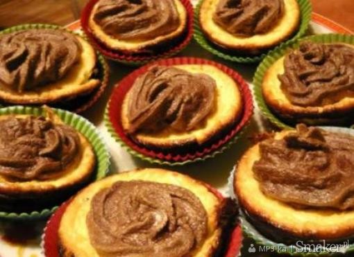 Serowe muffinki na kruchym czekoladowym spodzie, z pianką