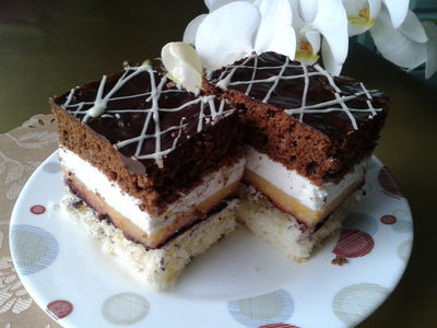 Czekoladowe ciasto ''kilimandżaro'' z morelami ...