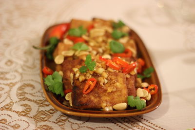 Wyraziste tofu z chilli i orzeszkami