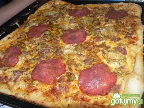 Przepis  pizza z kiełbasą i salami przepis