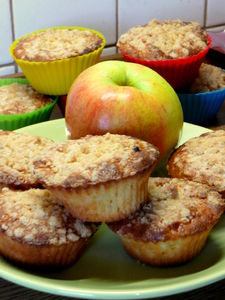 Muffiny z jabłkiem i kruszonką