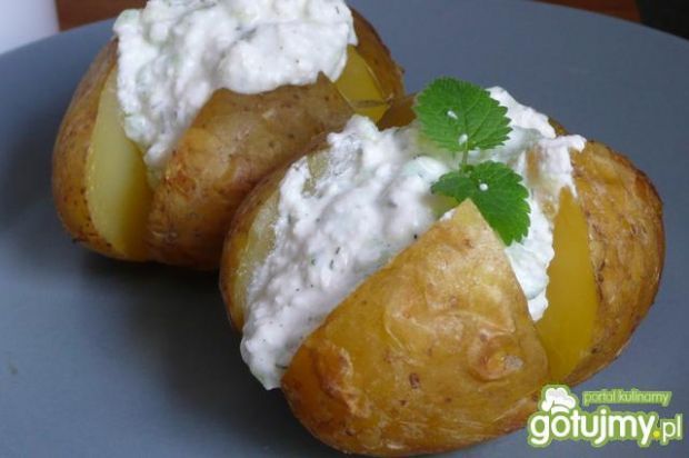Przepis  pieczone ziemniaki z tzatziko-gzikiem przepis