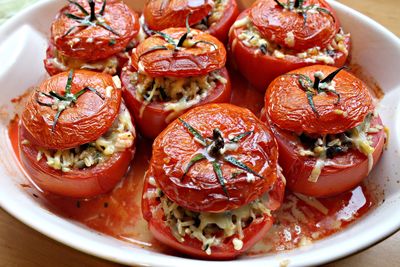 Pomidory nadziewane ryżem, pieczarkami i serem ...