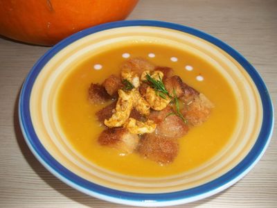 Orientalna zupa dyniowa z kurczakiem i grzankami