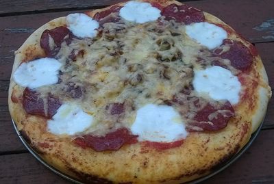 Mini pizza z pieczarkami, mozzarellą i salami