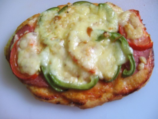 Pizzerki z salami, pomidorami i zieloną papryką