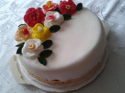 Tort imieninowy z różami