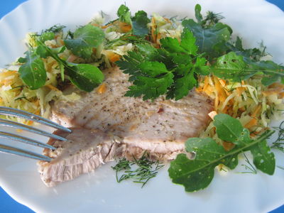 Polędwica z tuńczyka z kiszoną kapustą i zieleniną