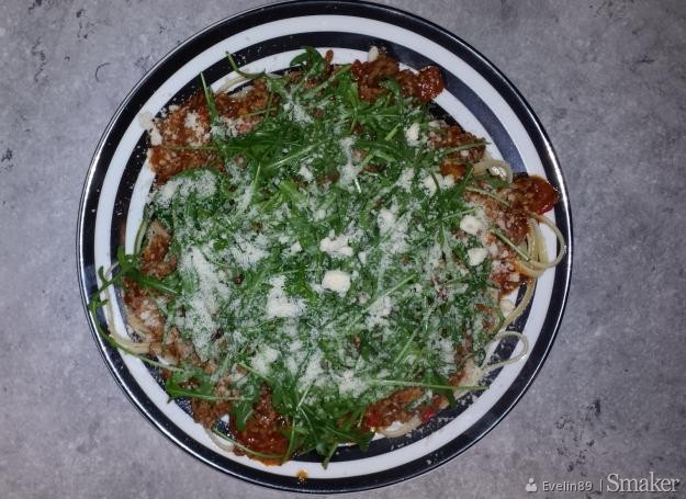 Spaghetti bolognese z rukolą i papryczką chili