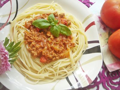 Spaghetti bolognese ze świeżymi ziołami