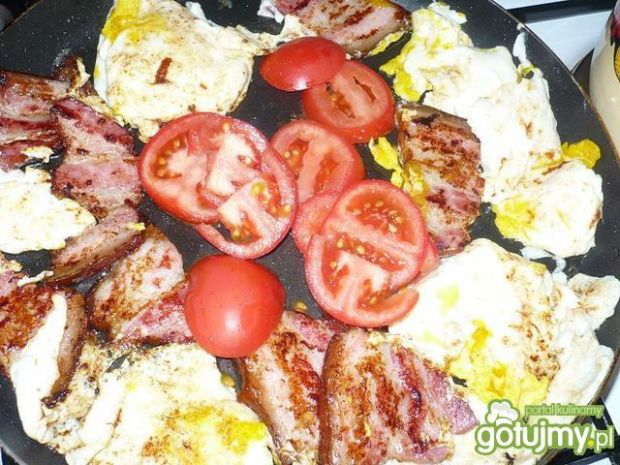 Przepis  jajka smażone z boczkiem i pomidorami przepis