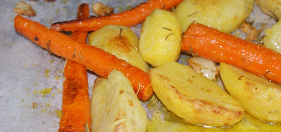 Pieczone ziemniaki i marchewki (autor: ellie92)