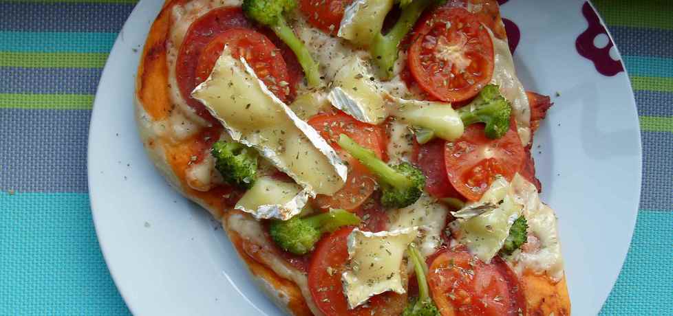 Domowa pizza z salami, pomidorem, camembertem i brokułami ...