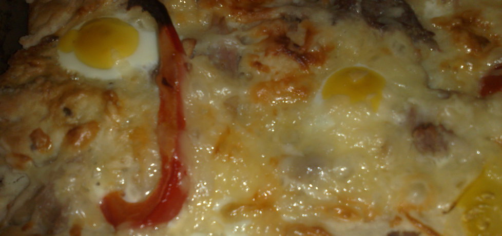 Pizza na grubym spodzie z jajami przepiórczymi (autor: teresa18 ...