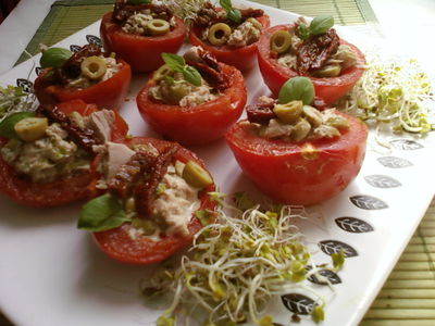 Pomidory faszerowane sałatką z tuńczyka, oliwek i kiełkami ...