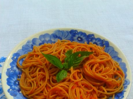 Spaghetti z sosem ze świeżych pomidorów przepis