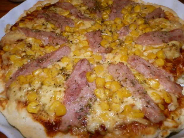 Przepis  pizza z szynką, serem i kukurydzą przepis
