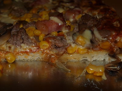 Pizza (mięso mielone,pieczarki,cebula,kukurydza ,boczek ...